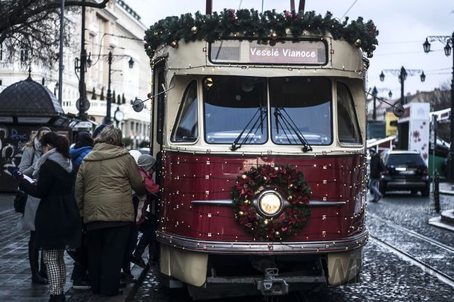 Bratislava ožije Vianocami, ulice mesta rozžiari električka