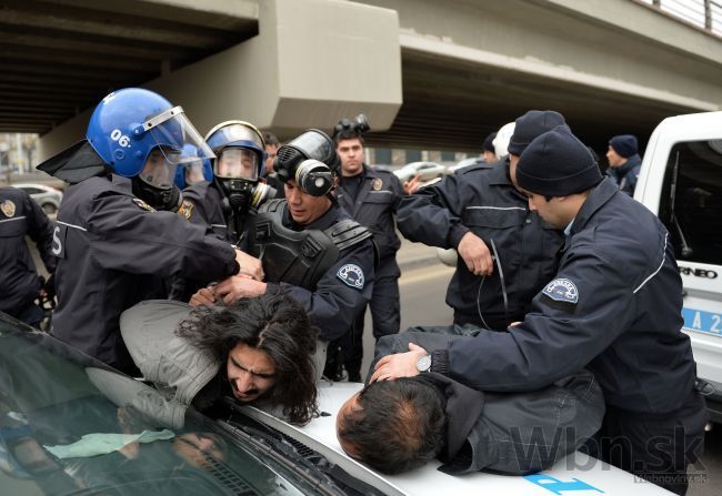 Počas protestov v Turecku zatkli vyše 20 študentov