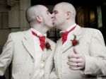Tisícky ľudí vo Fínsku vystúpili z cirkvi pre homosobáše