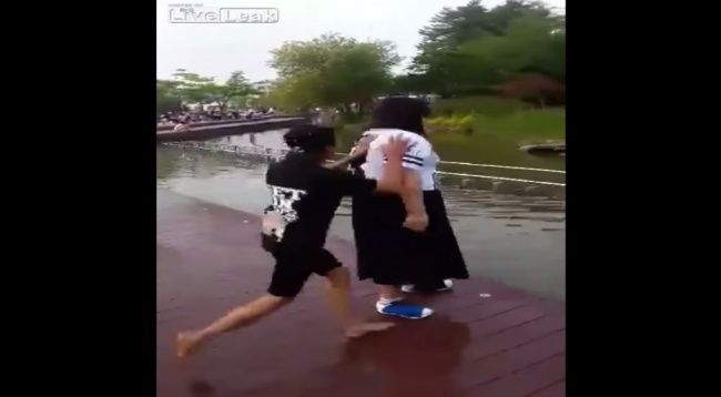 Video: Schladila ho vo vode