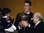 Ronaldovi a Messimu môže Zlatú loptu uchmatnúť brankár Neuer