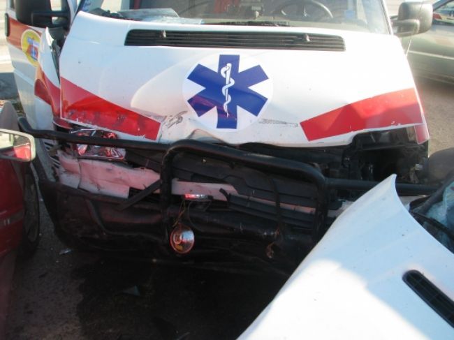 V Petržalke vrazilo auto do sanitky, zranila sa záchranárka