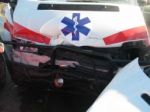 V Petržalke vrazilo auto do sanitky, zranila sa záchranárka