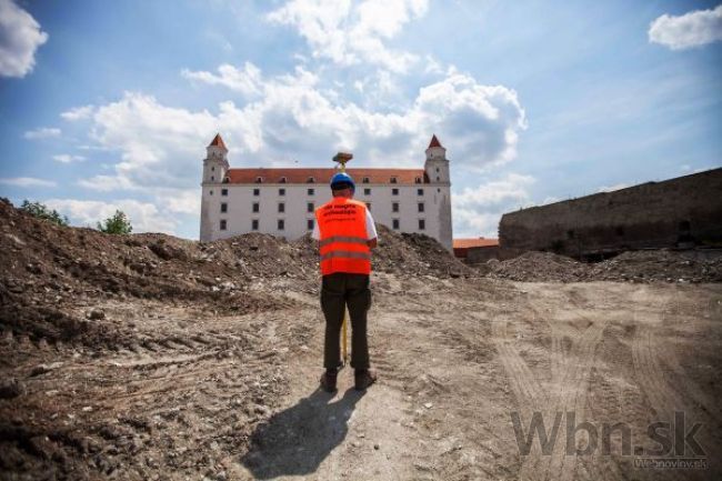 Hlinu mátajú garáže pri hrade, obráti sa na prokuratúru