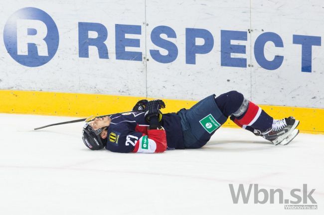 Video: Nováčik KHL za tretinu zničil Slovan, hráči sa pobili