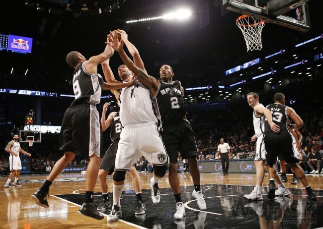 Video: Philadelphia sa vyhla potupe, tréner Spurs sa jedoval