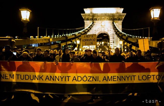 V Maďarsku sa protestovalo: Ľudia skandovali Špinavý Fidesz a Orbán zmizni