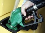 Motoristi ušetria, ceny benzínov a nafty naďalej klesajú