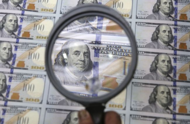 Dolár posilnil voči euru, pomohol mu článok v novinách