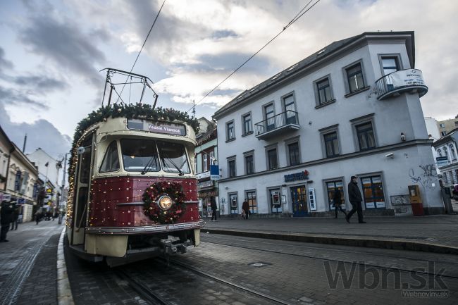 Bratislavou už jazdí vianočná električka, uviedol ju Mikuláš