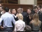 Video: Bitka v ukrajinskom parlamente je hitom internetu