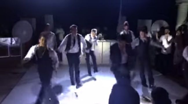 Video: Ženích a mládenci predviedli na svadbe skvelé tanečné vystúpenie