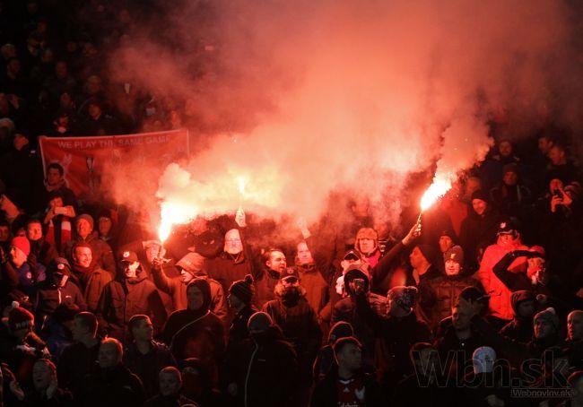 Video: Fanúšikovia Lucku vyhnali rozhodcu z ihriska