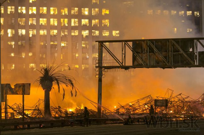 Video: Požiar v Los Angeles hasili stovky hasičských áut