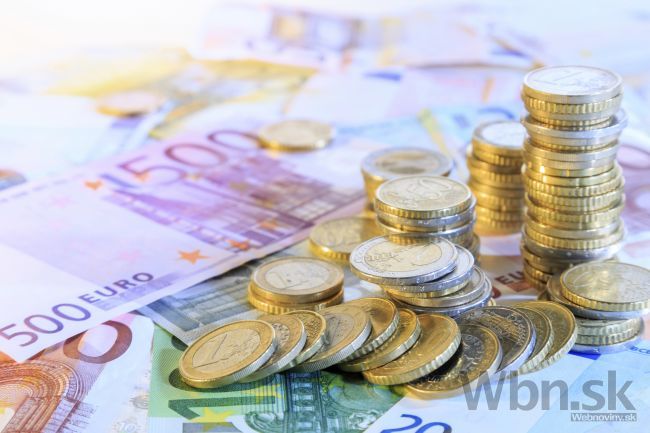 Euro kleslo oproti doláru na dvojročné minimum