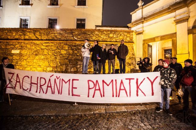 Aktivisti konajú, pre garáže na Hrade píšu Pellegrinimu list