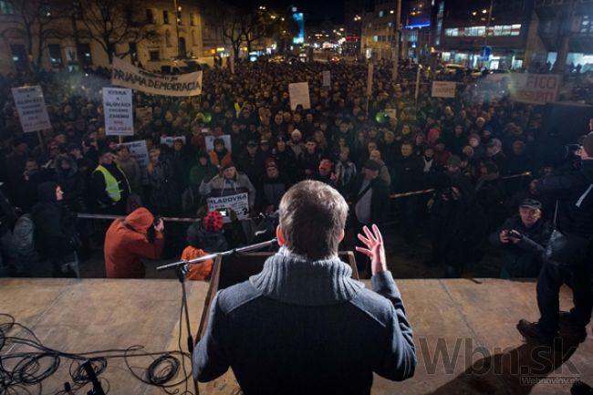 Námestie zaplnili tisícky Slovákov, nechcú korupciu