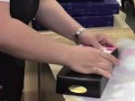 Video: Ako zabaliť darček za 15 sekúnd