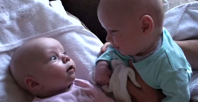 Video: Keď si bábätká rozumejú aj bez slov