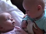 Video: Keď si bábätká rozumejú aj bez slov