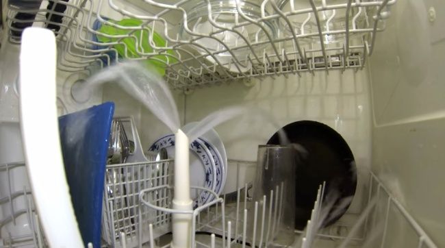 Video: Ako to vyzerá v spustenej umývačke riadu
