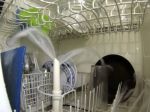 Video: Ako to vyzerá v spustenej umývačke riadu