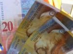 Švajčiarsky frank posilnil, priblížil sa k maximálnej úrovni
