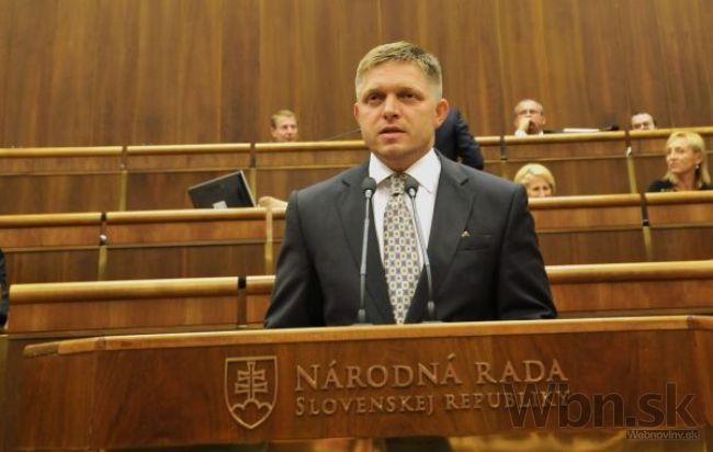 Fico čelil za rok dvom pokusom o odvolanie, ministri trom