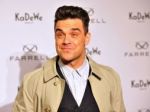 Robbie Williams zverejnil lyric video k piesni The Pilot