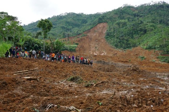 Video: V Indonézii zabíjal zosuv pôdy, hľadajú desiatky ľudí