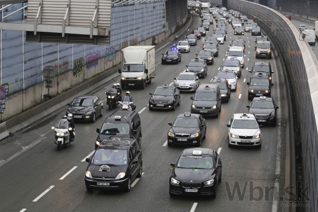 Parížski taxikári blokujú cesty, nechcú službu Uber