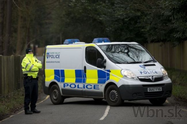 Britská polícia zadržala troch mužov, zotročovali Slovákov