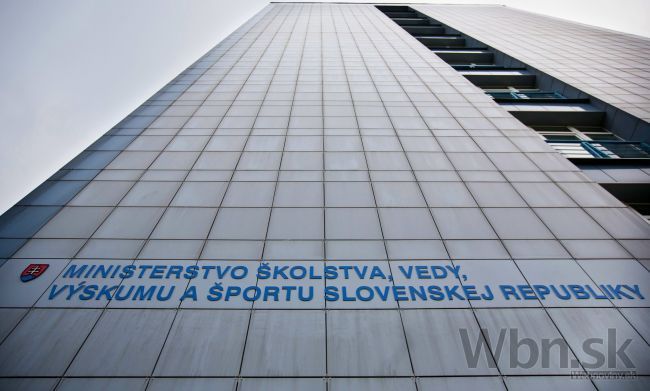 Ministerstvo školstva rozdalo autá, poslúžia aj polepšovniam