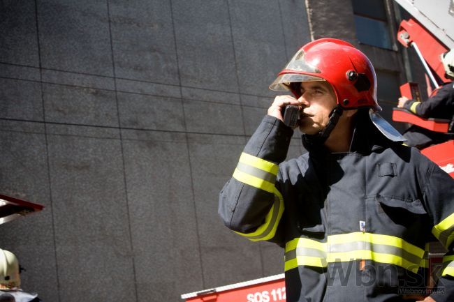 V Dúbravke horí budova, na mieste zasahuje skoro 20 hasičov