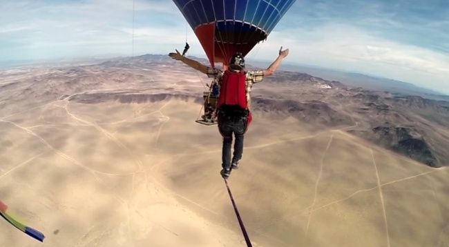 Video: Šialenec na lane medzi balónmi