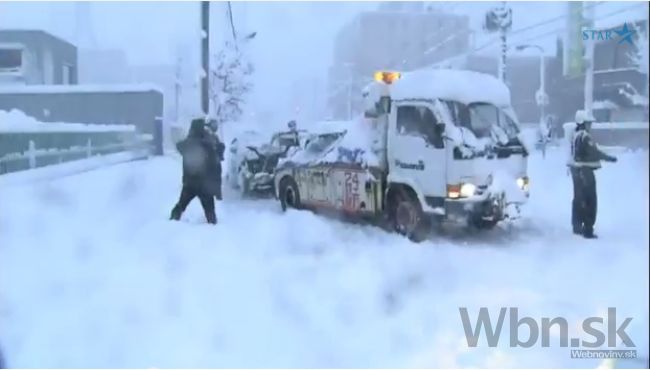 Video: Japonsko zápasí s návalmi snehu, hlásia obete