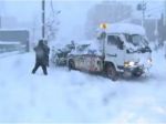 Video: Japonsko zápasí s návalmi snehu, hlásia obete