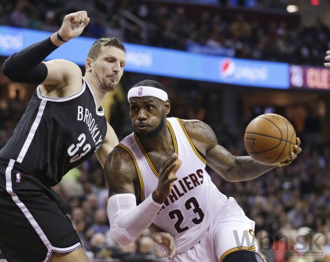 Video: LeBron sa prestrieľal cez Barkleyho, Memphis prehral