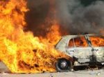 Muž podpálil auto gumenou bábikou, hrozí mu ročný trest