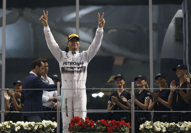 Hamilton je európskym športovcom roka, tesne zdolal Neuera