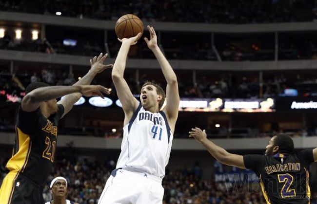 Video: Memphis zdolal Houston, Nowitzki stúpol v rebríčku