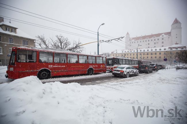 V Bratislave naďalej sneží, MHD meskala aj pol hodinu