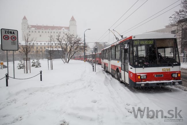 V Bratislave husto sneží, MHD mešká desať minút