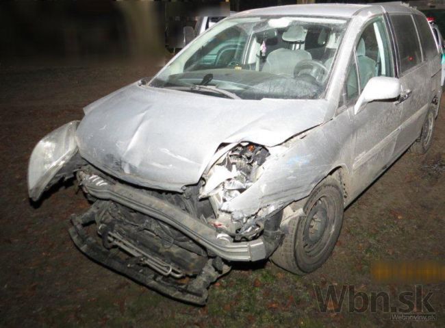 Vodič Citroënu vrazil do troch áut, pátra po ňom polícia