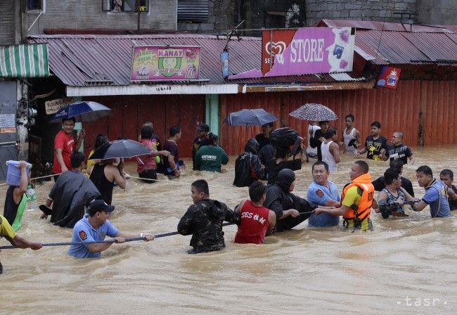 Búrka Jangmi vyhnala z domu vyše 30-tisíc ľudí