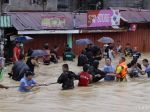 Búrka Jangmi vyhnala z domu vyše 30-tisíc ľudí