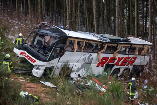 Nehoda autobusu v Nemecku zmarila ľudské životy