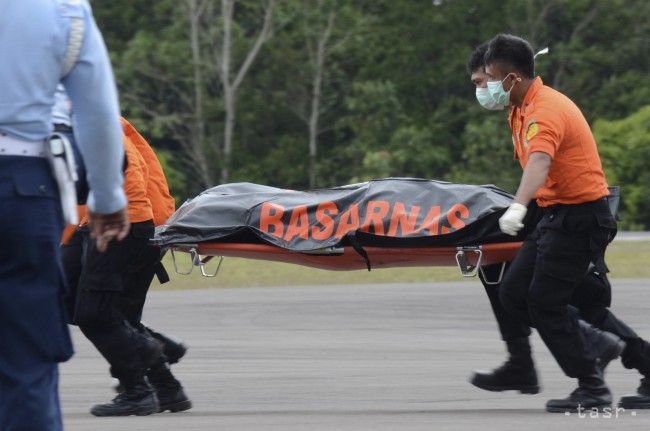 Piloti zrúteného malajzijského lietadla núdzový signál nevyslali. Prečo?