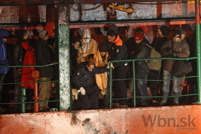 Loď bez posádky a s migrantmi na palube odtiahli do prístavu