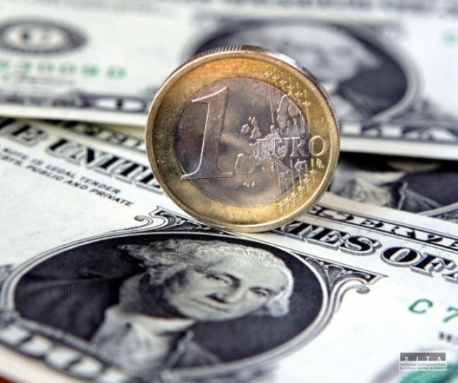 Euro oslabilo voči doláru na takmer päťročné minimum